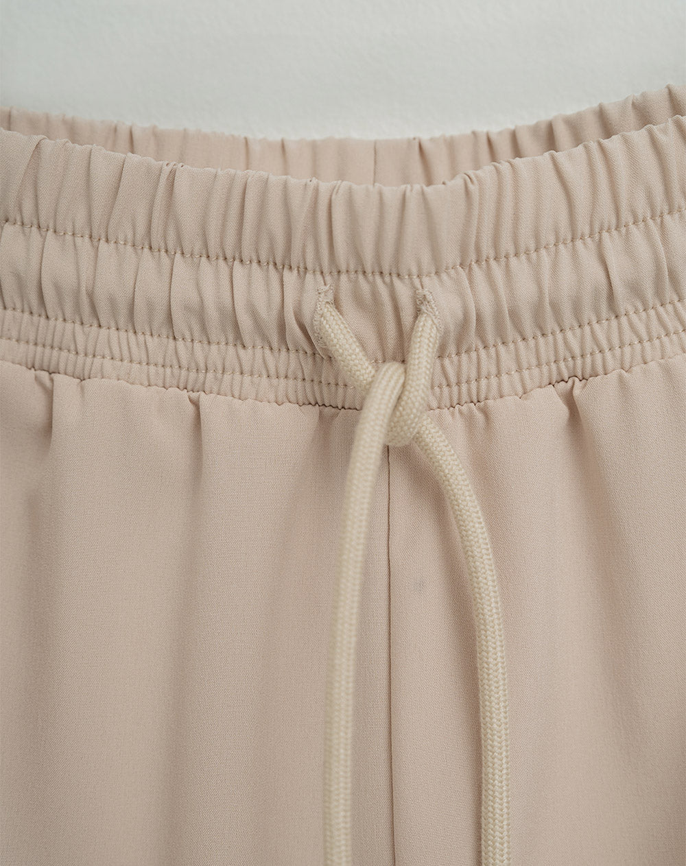 Bermuda semi ajustada caqui hombre