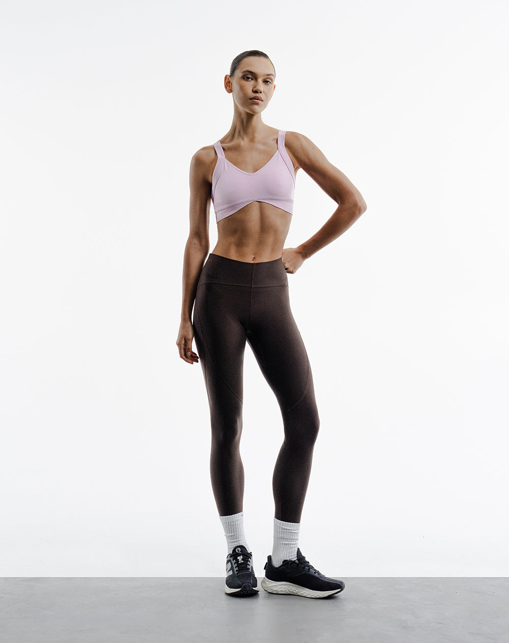Legging deportivo control abdomen café mujer