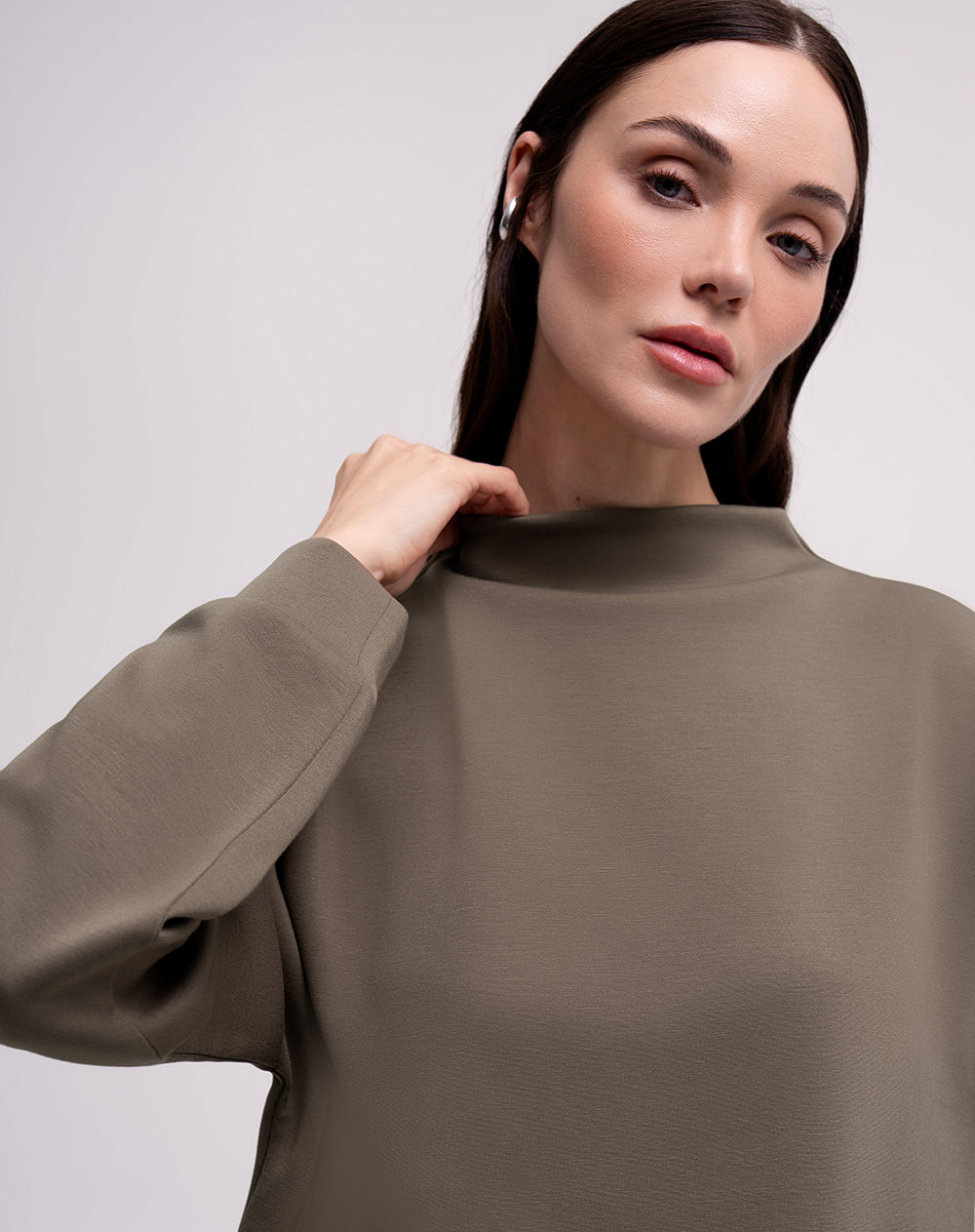 Buzo confort cuello alto tacto suave café mujer