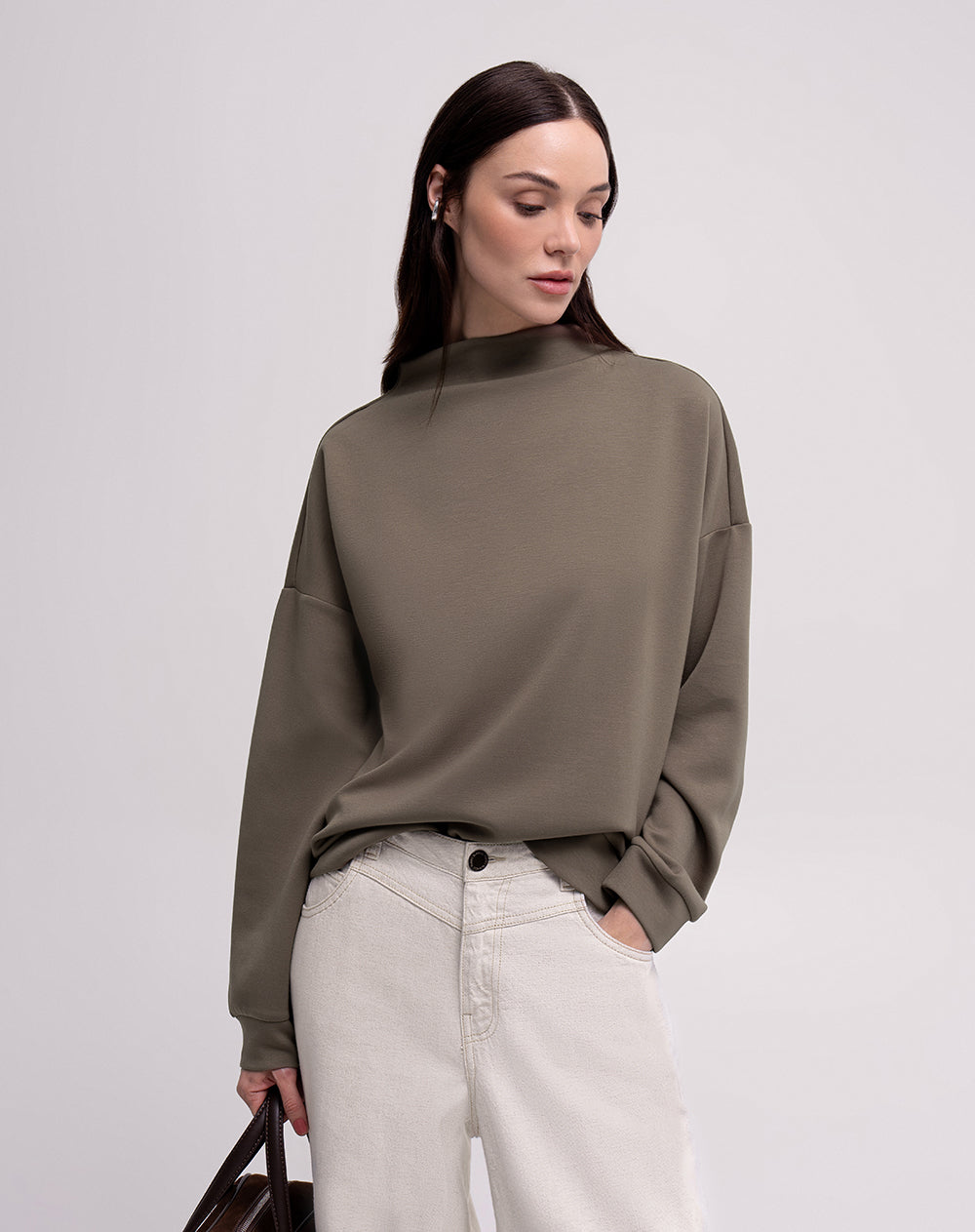 Buzo confort cuello alto tacto suave café mujer