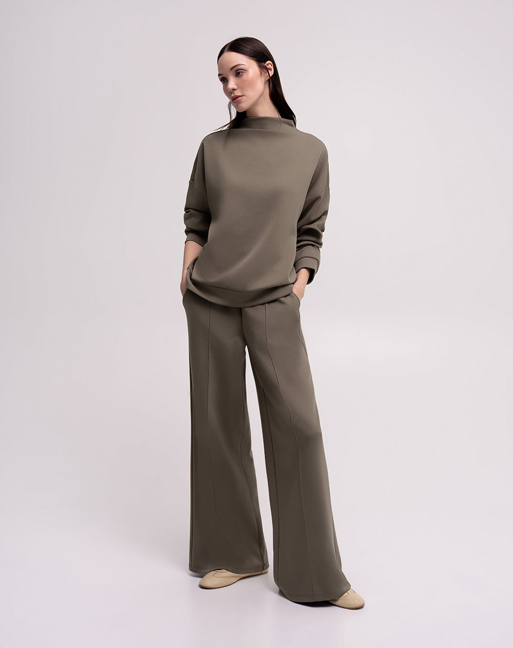 Buzo confort cuello alto tacto suave café mujer