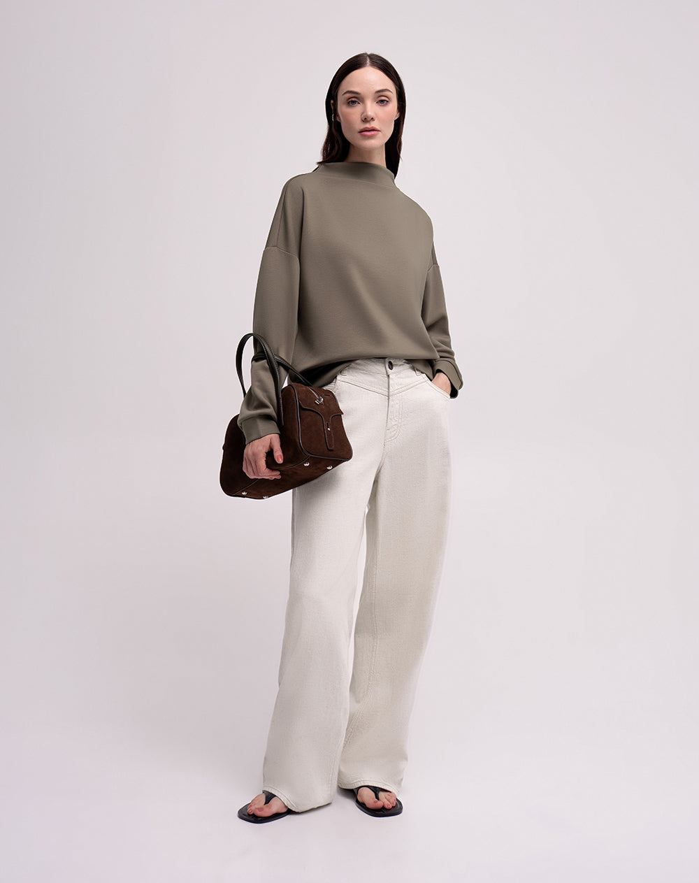 Buzo confort cuello alto tacto suave café mujer