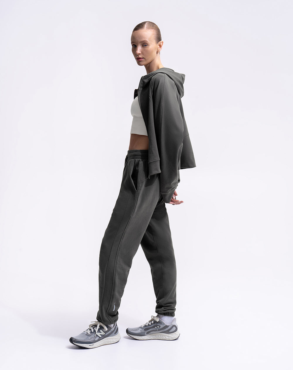 Pantalón regular fit tiro alto gris