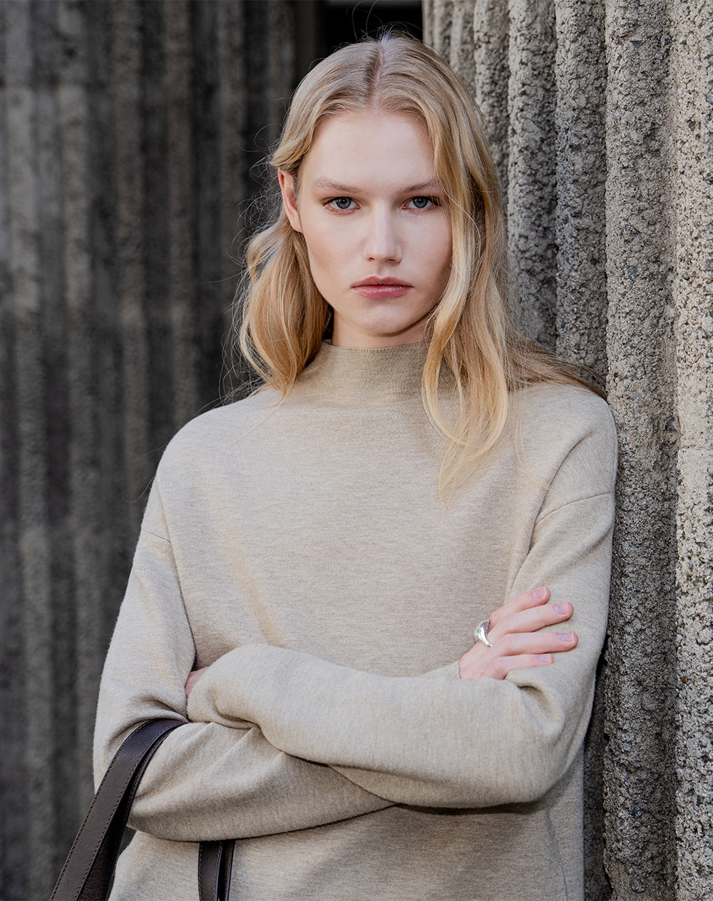 Suéter regular tejido de punto beige mujer