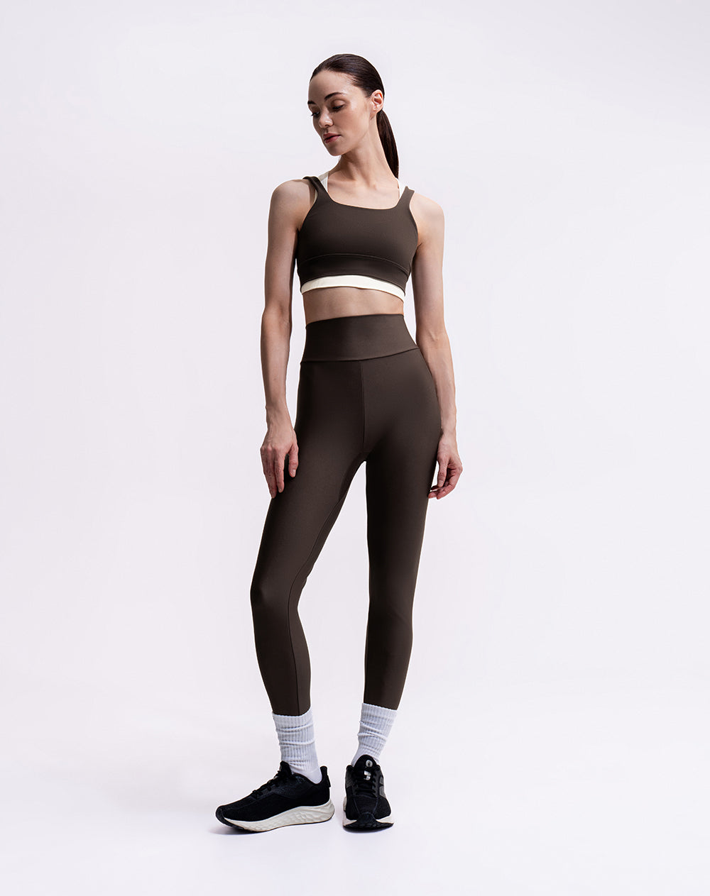 Legging deportivo tiro alto control humedad café mujer