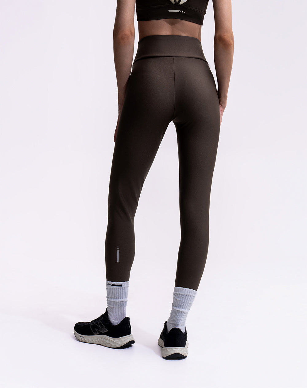 Legging deportivo tiro alto control humedad café mujer