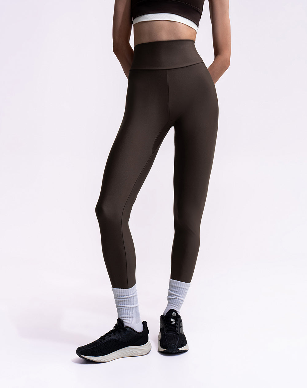Legging deportivo tiro alto control humedad café mujer