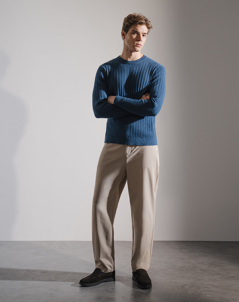 Pantalón regular tiro medio caqui hombre
