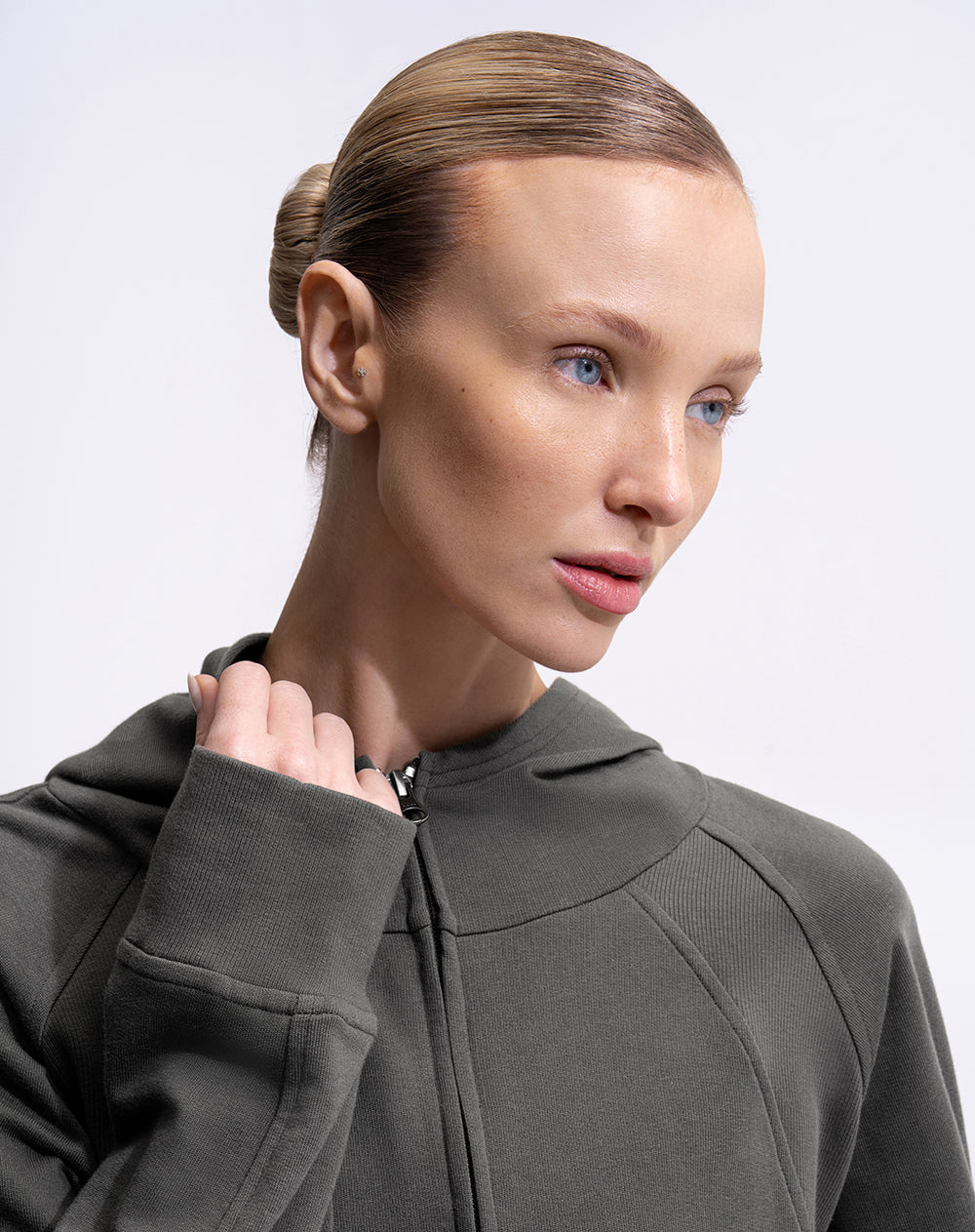 Buzo deportivo regular gris mujer