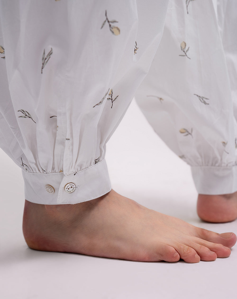 Pantalón relaxed fit tiro alto blanco estampado