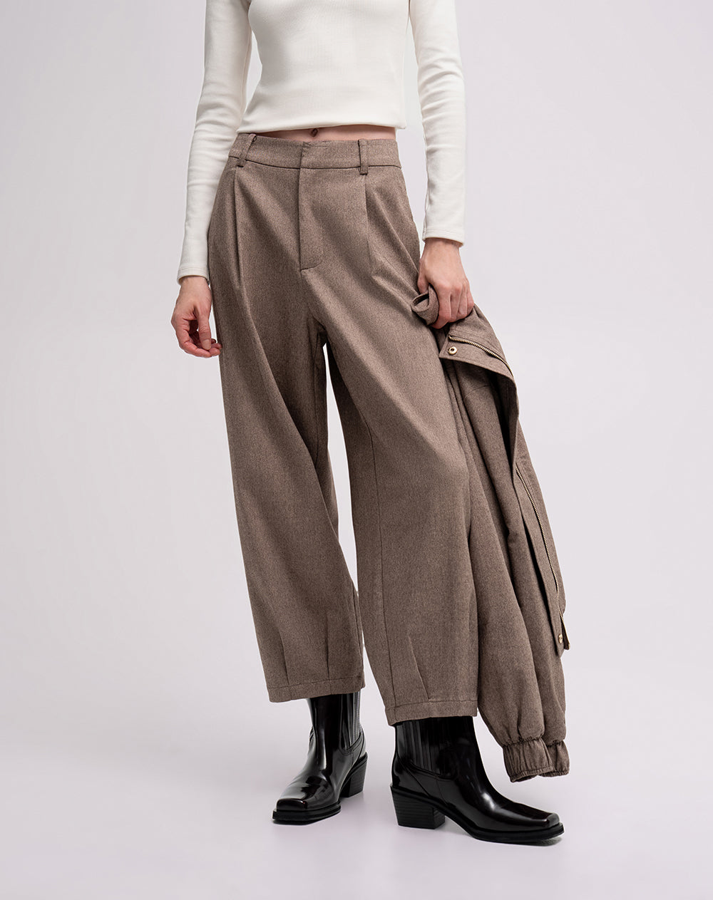 Pantalón oversized fit cafe