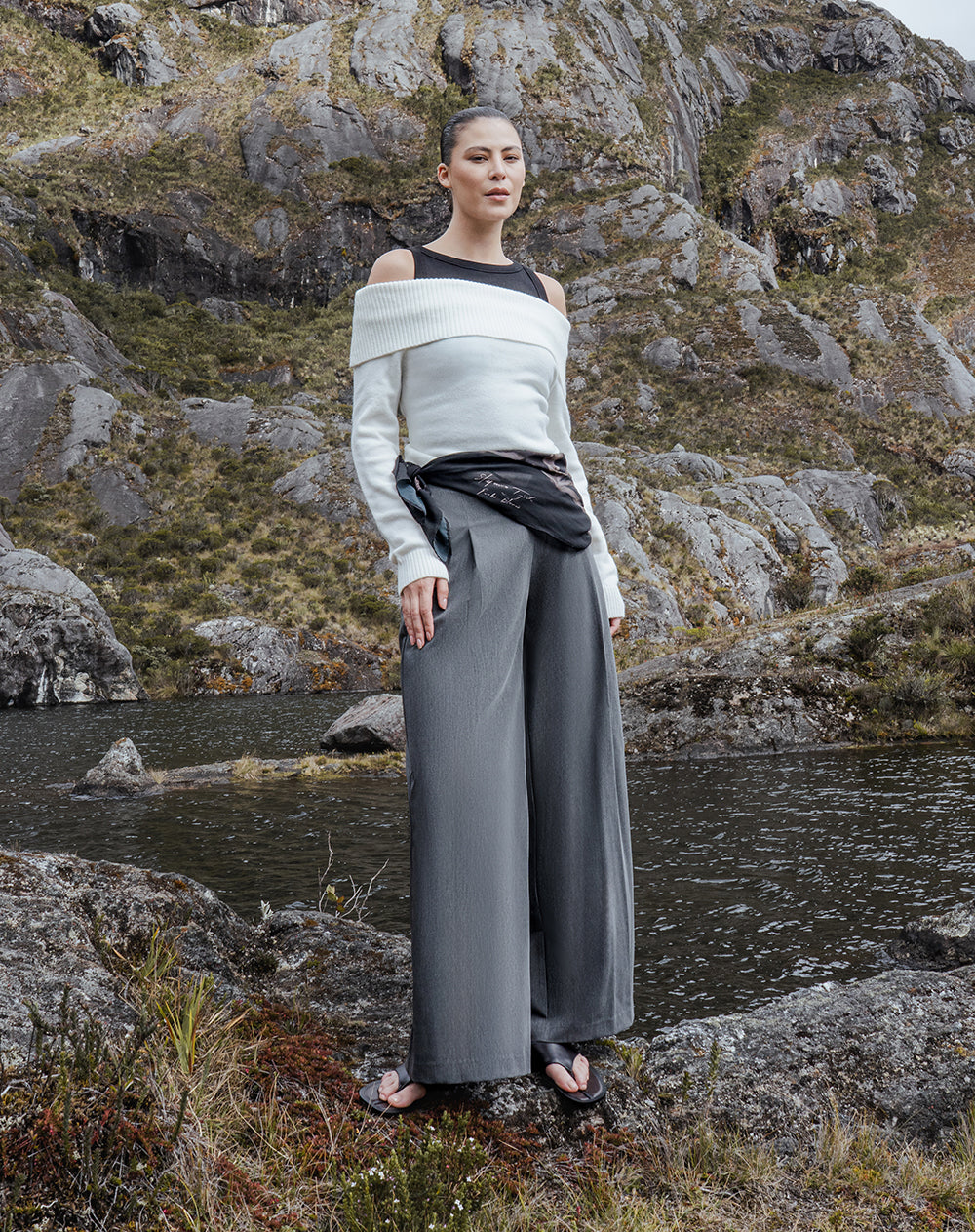 Pantalón regular tiro alto gris mujer