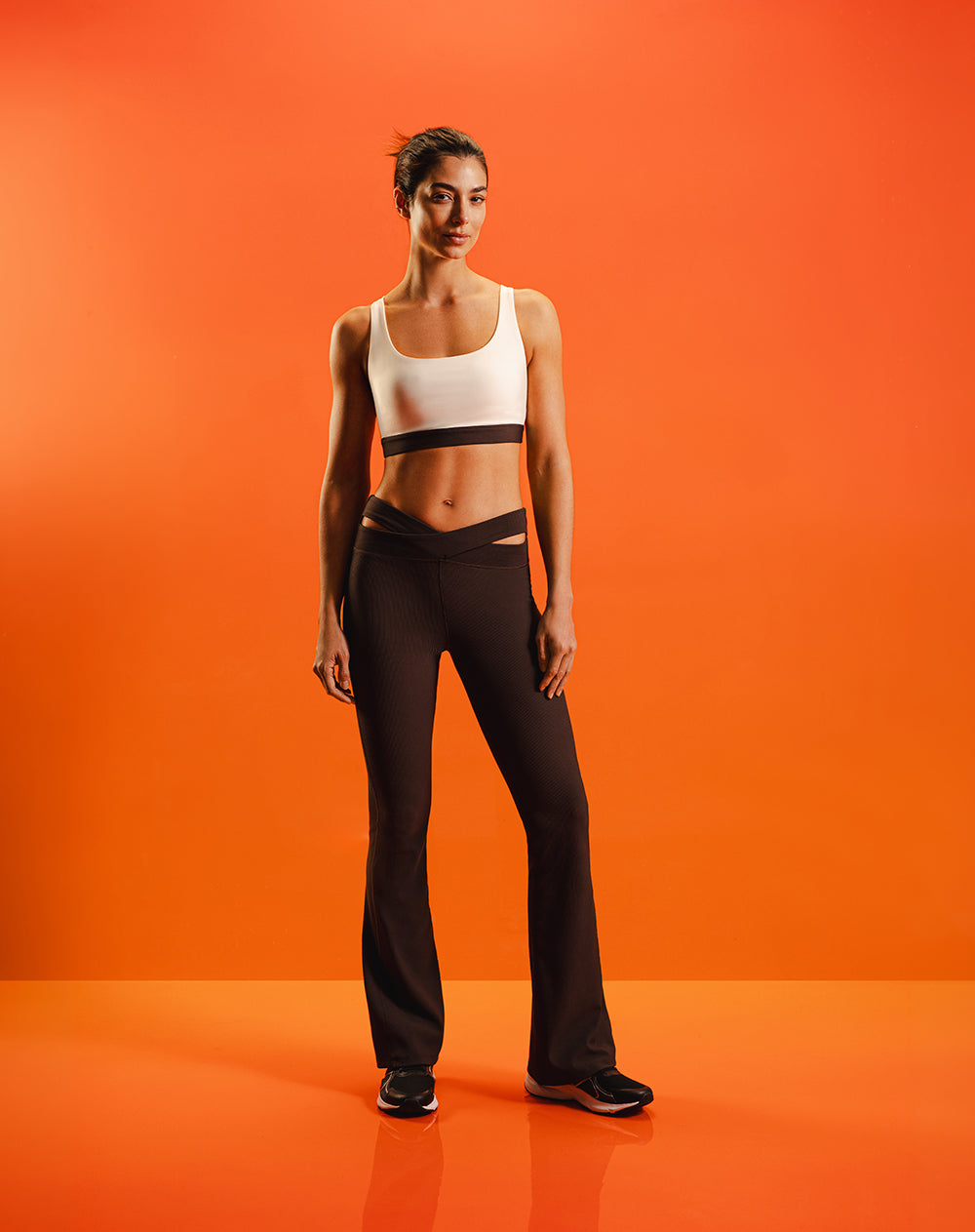 Pantalón deportivo tiro alto control humedad café mujer