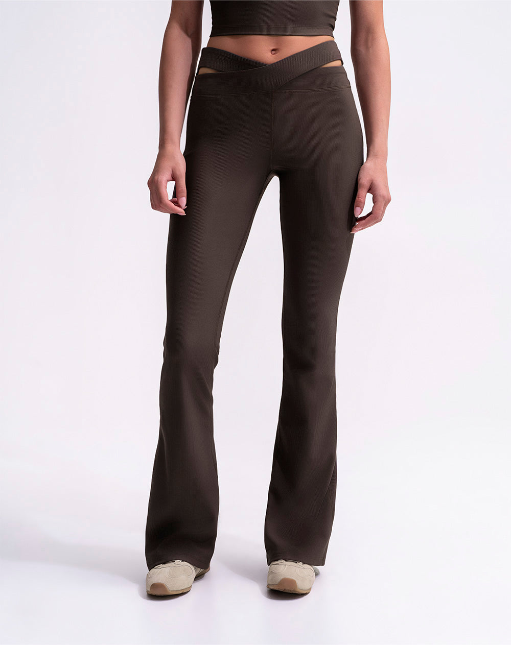 Pantalón deportivo tiro alto control humedad café mujer
