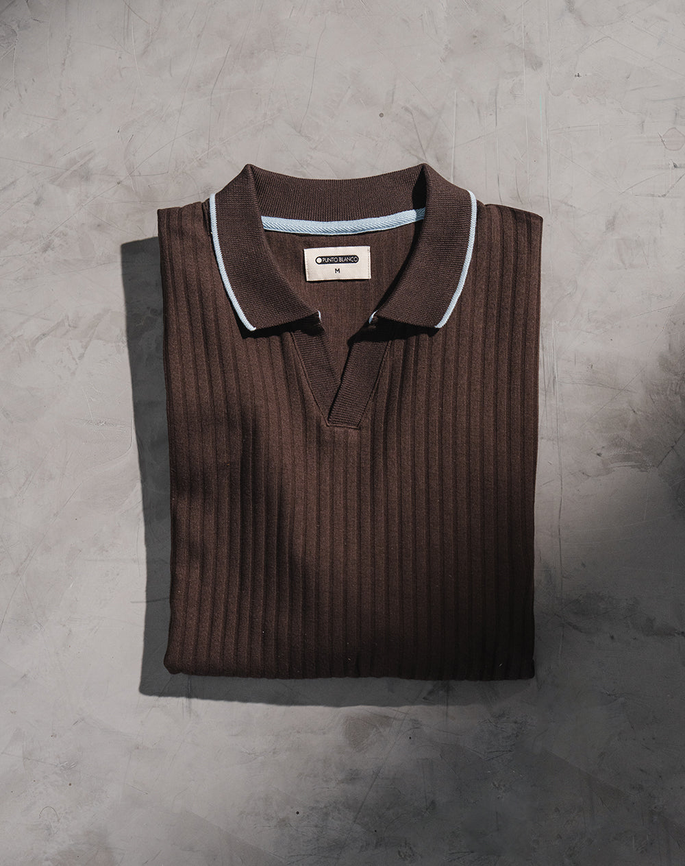 Polo regular café hombre