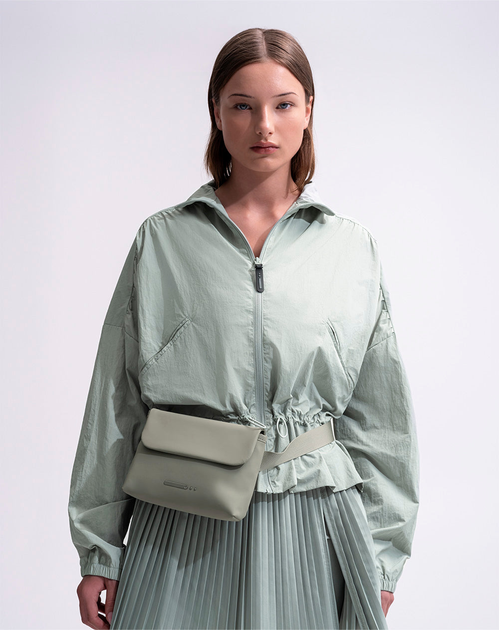 Chaqueta rompevientos regular verde mujer