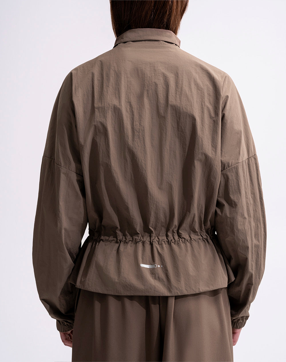 Chaqueta rompevientos regular café mujer