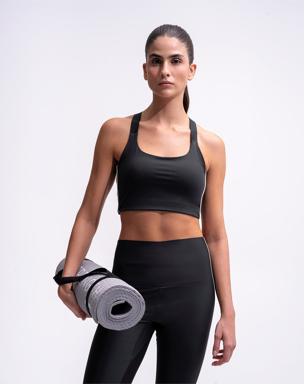 Top deportivo soporte medio control humedad negro
