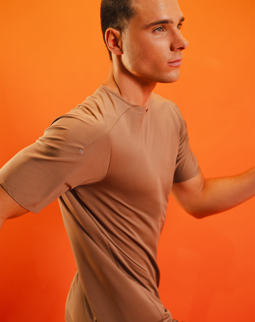 Camiseta deportiva control humedad café hombre