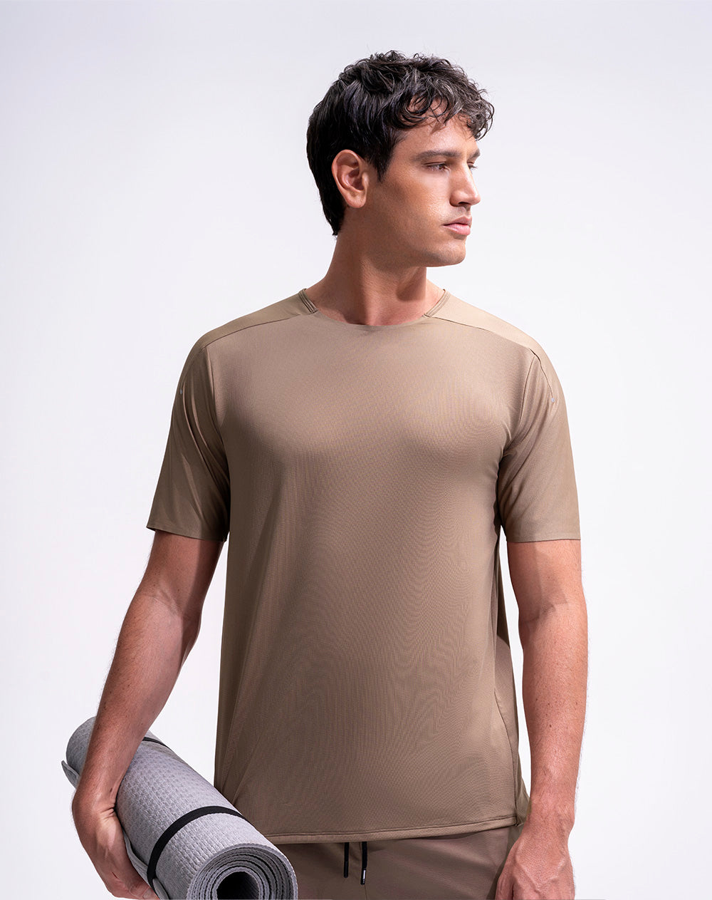 Camiseta deportiva control humedad café hombre