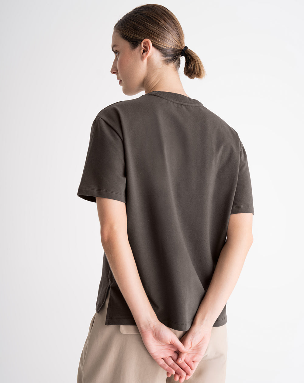 Camiseta regular fit manga corta café