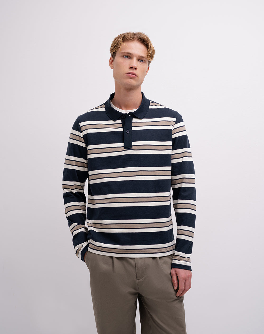 Buzo regular tipo polo azul con rayas hombre