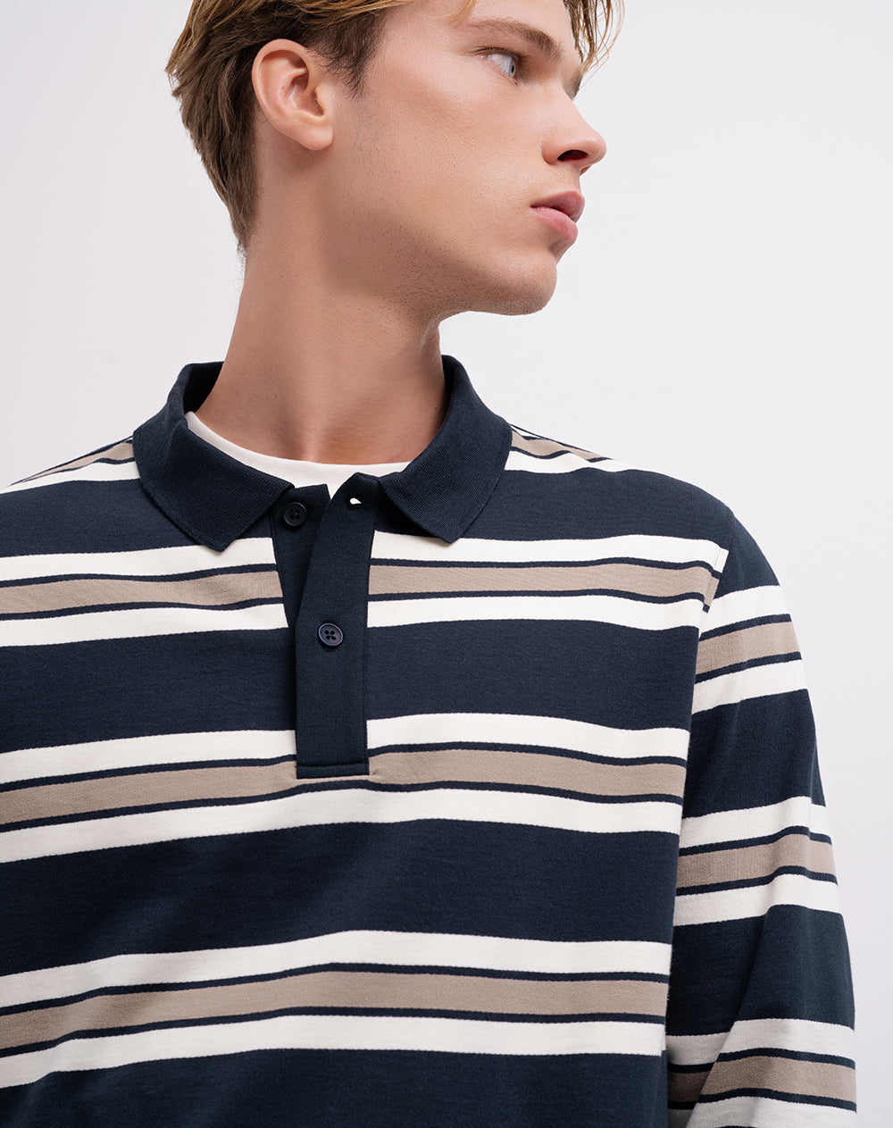 Buzo regular tipo polo azul con rayas hombre