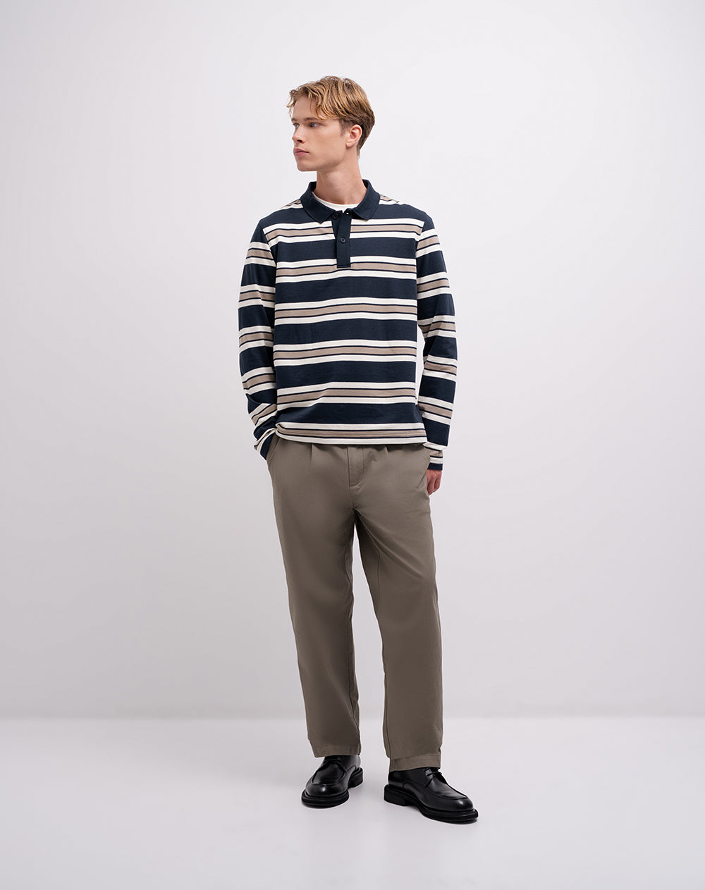 Buzo regular tipo polo azul con rayas hombre