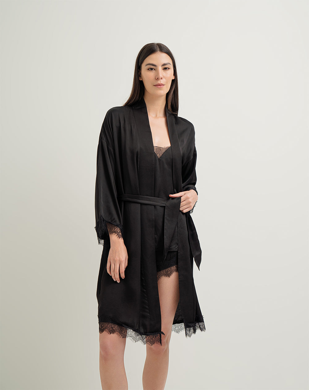 Bata levantadora para mujer satín negro