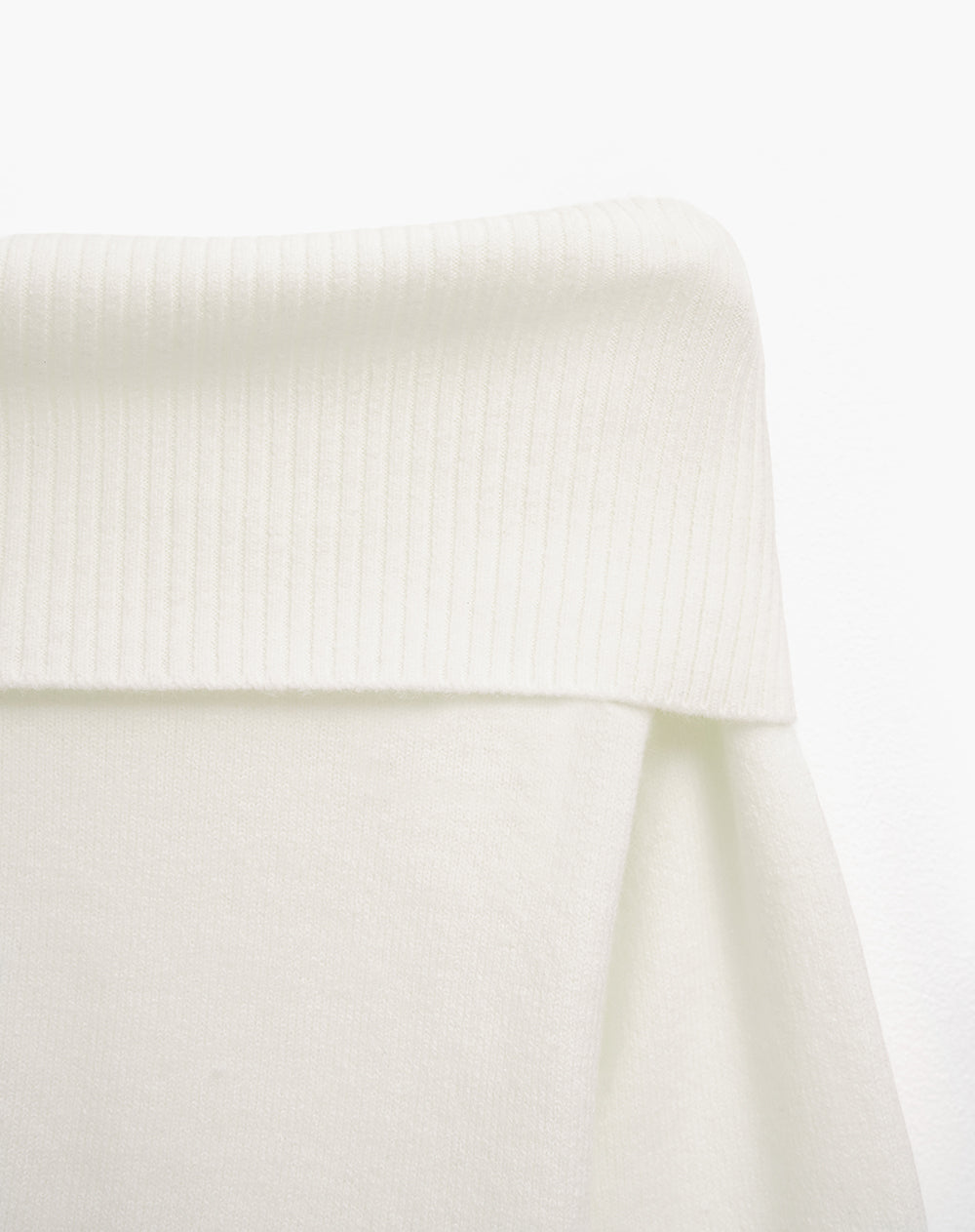 Buzo slim tejido off shoulder avena mujer