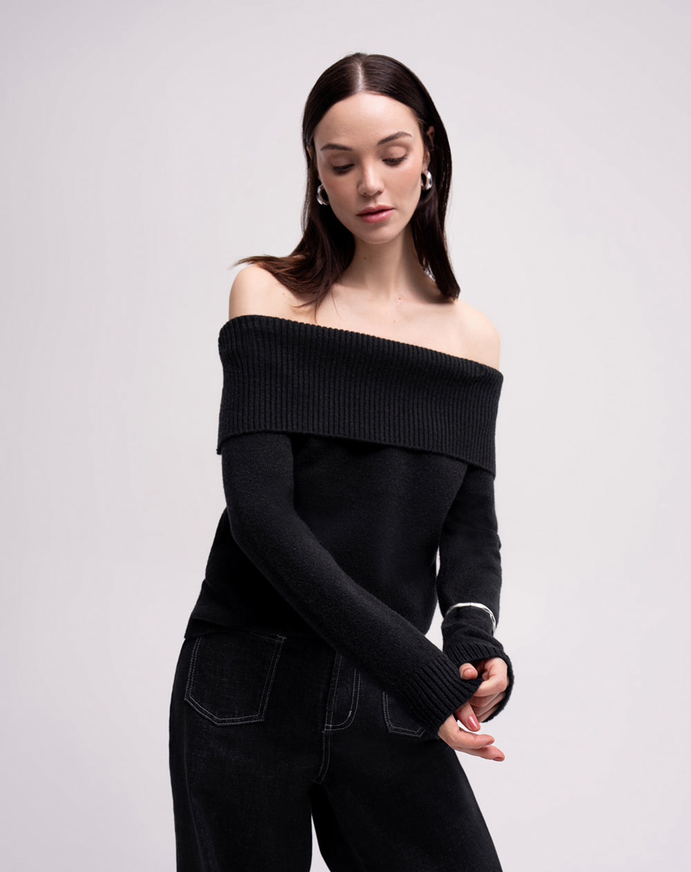 Buzo slim tejido de punto off shoulder negro mujer