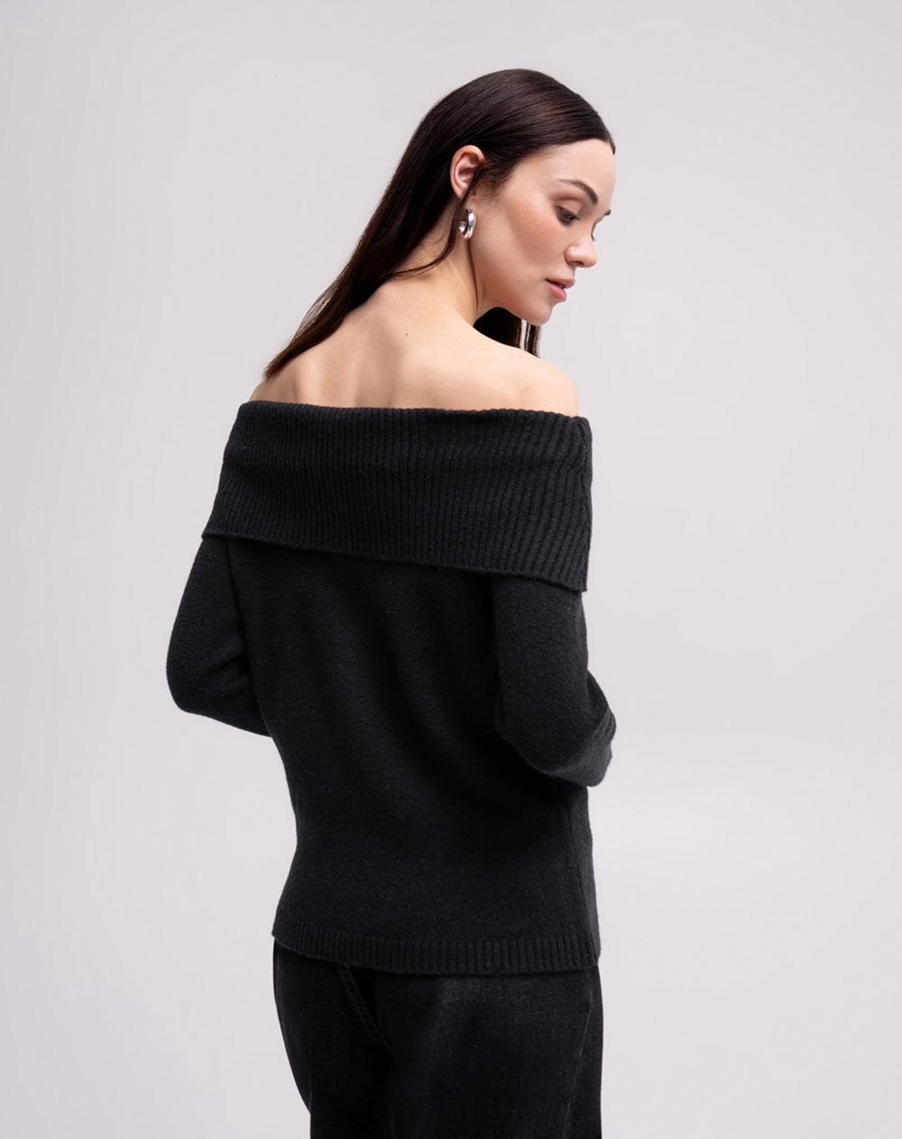 Buzo slim tejido de punto off shoulder negro mujer