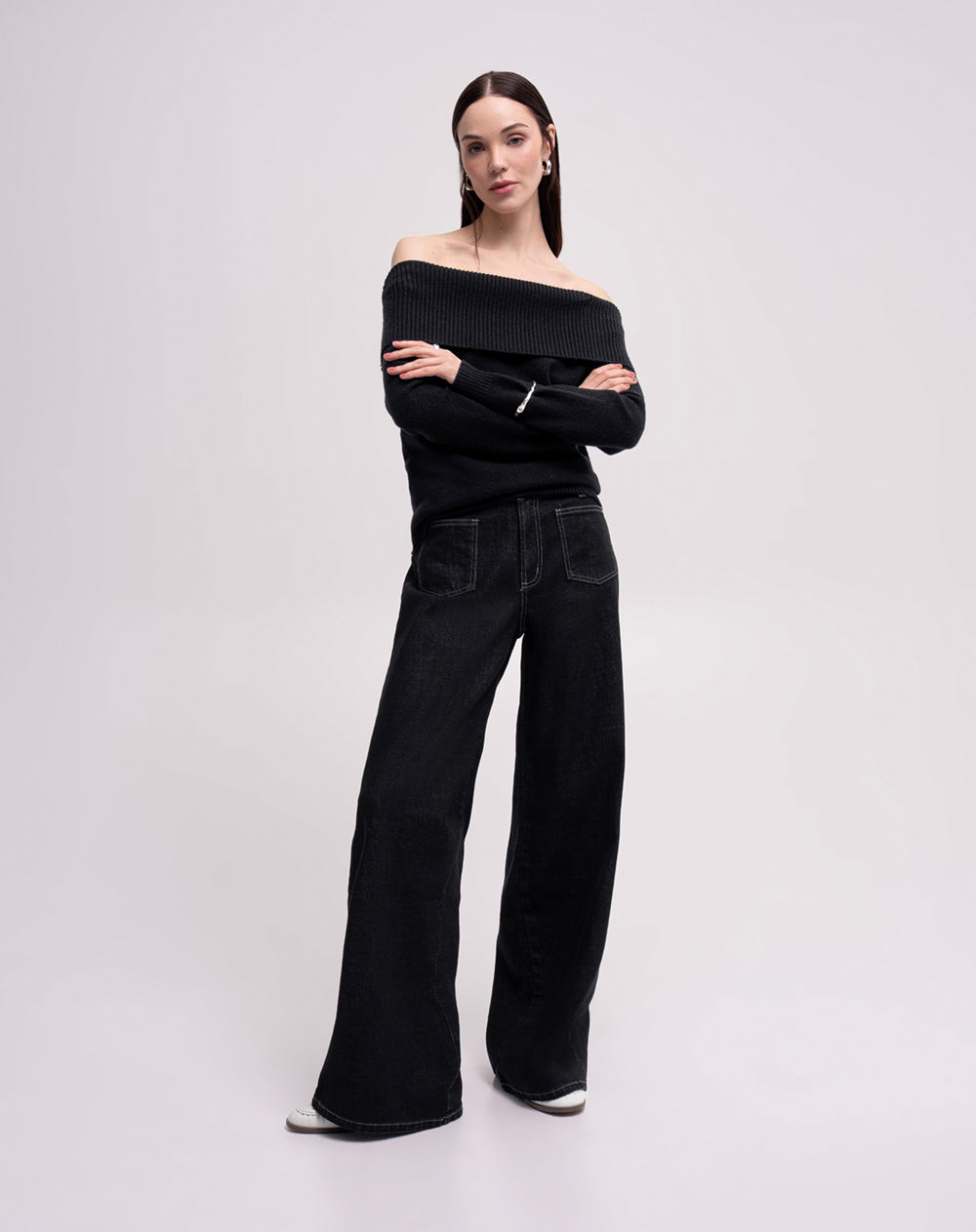 Buzo slim tejido de punto off shoulder negro mujer