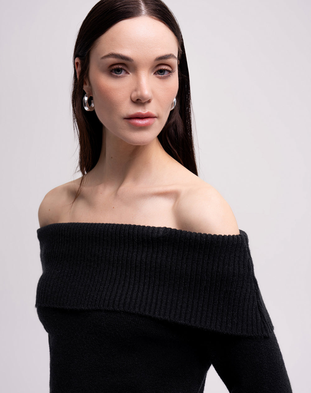 Buzo slim tejido de punto off shoulder negro mujer