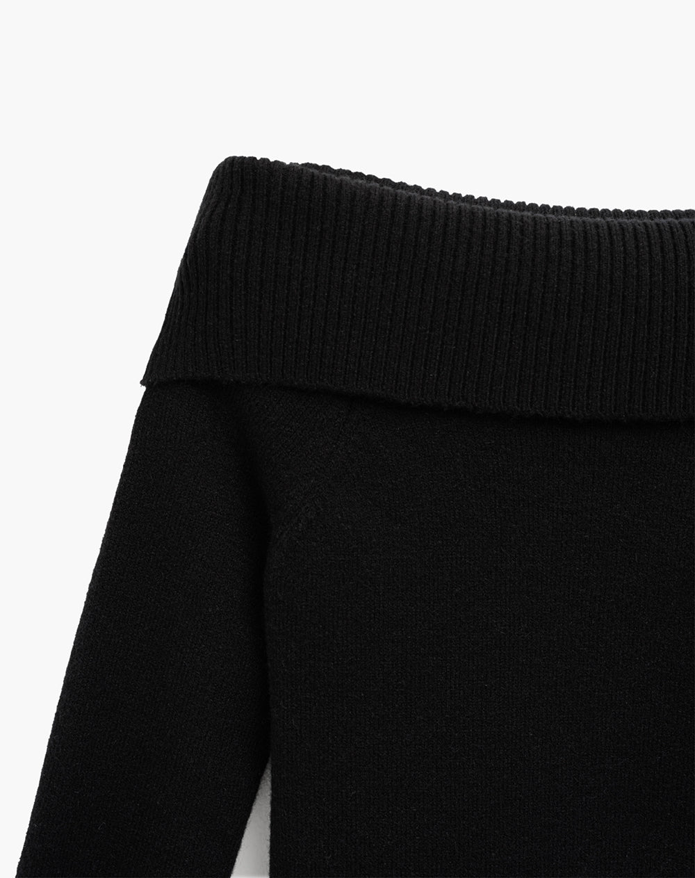 Buzo slim tejido de punto off shoulder negro mujer