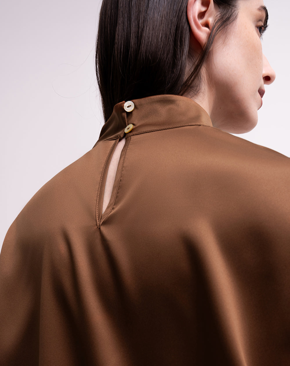 Blusa loose cuello alto café mujer