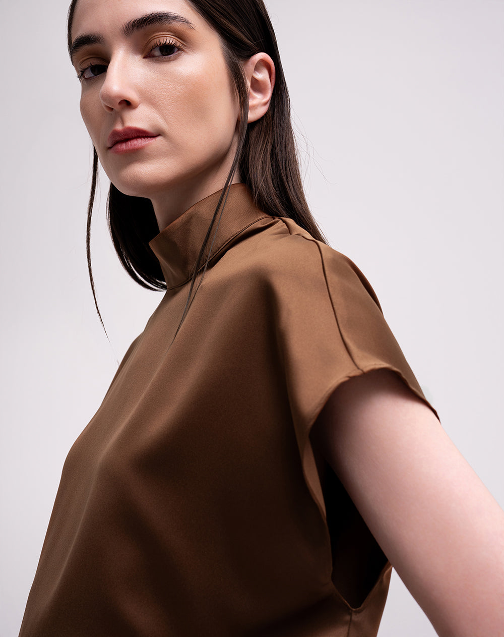 Blusa loose cuello mock neck café mujer