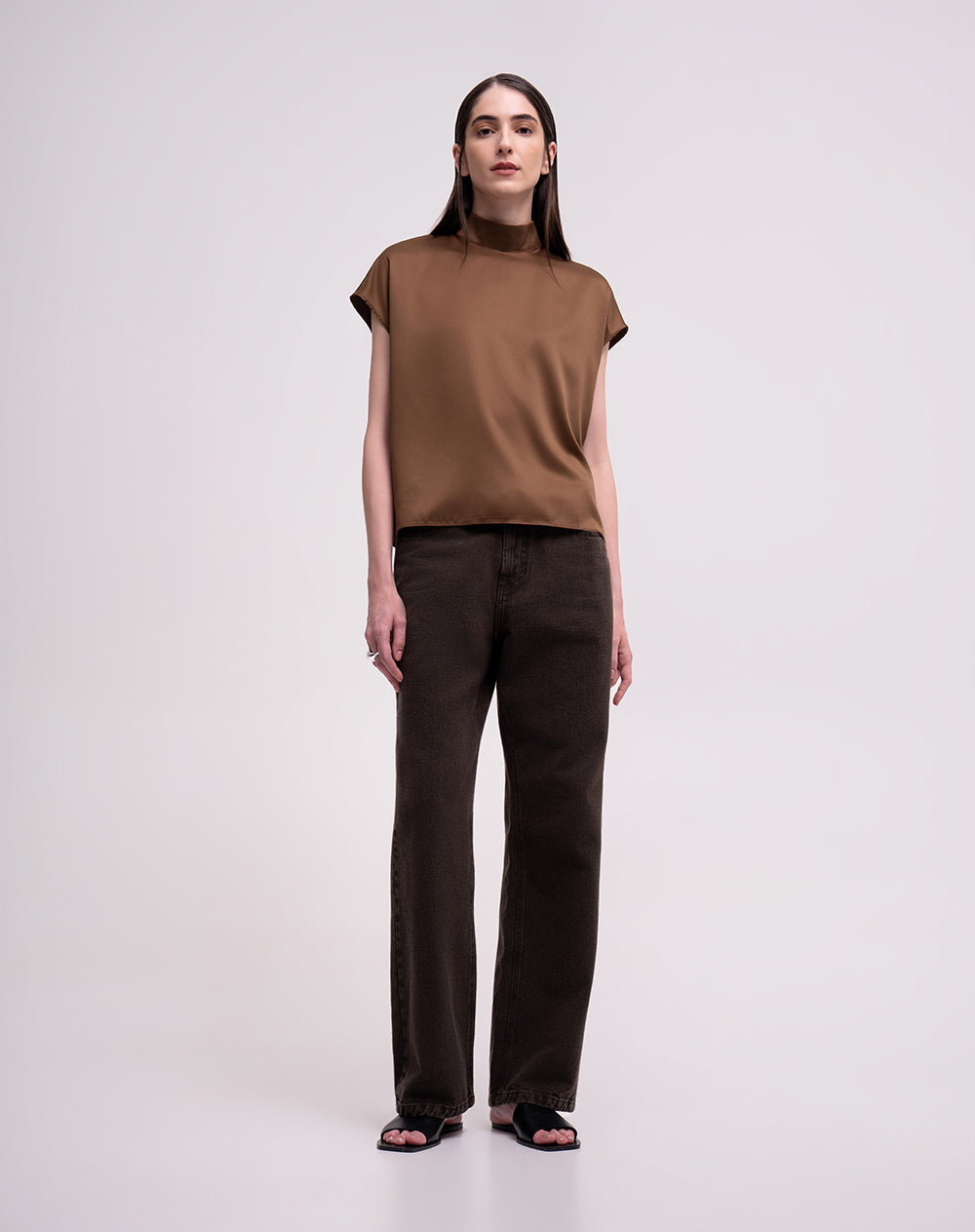Blusa loose cuello mock neck café mujer