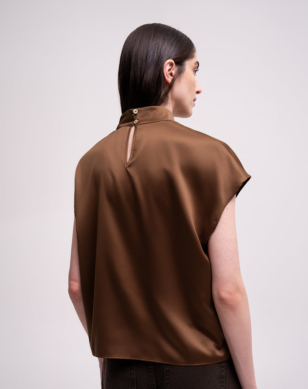 Blusa loose cuello mock neck café mujer