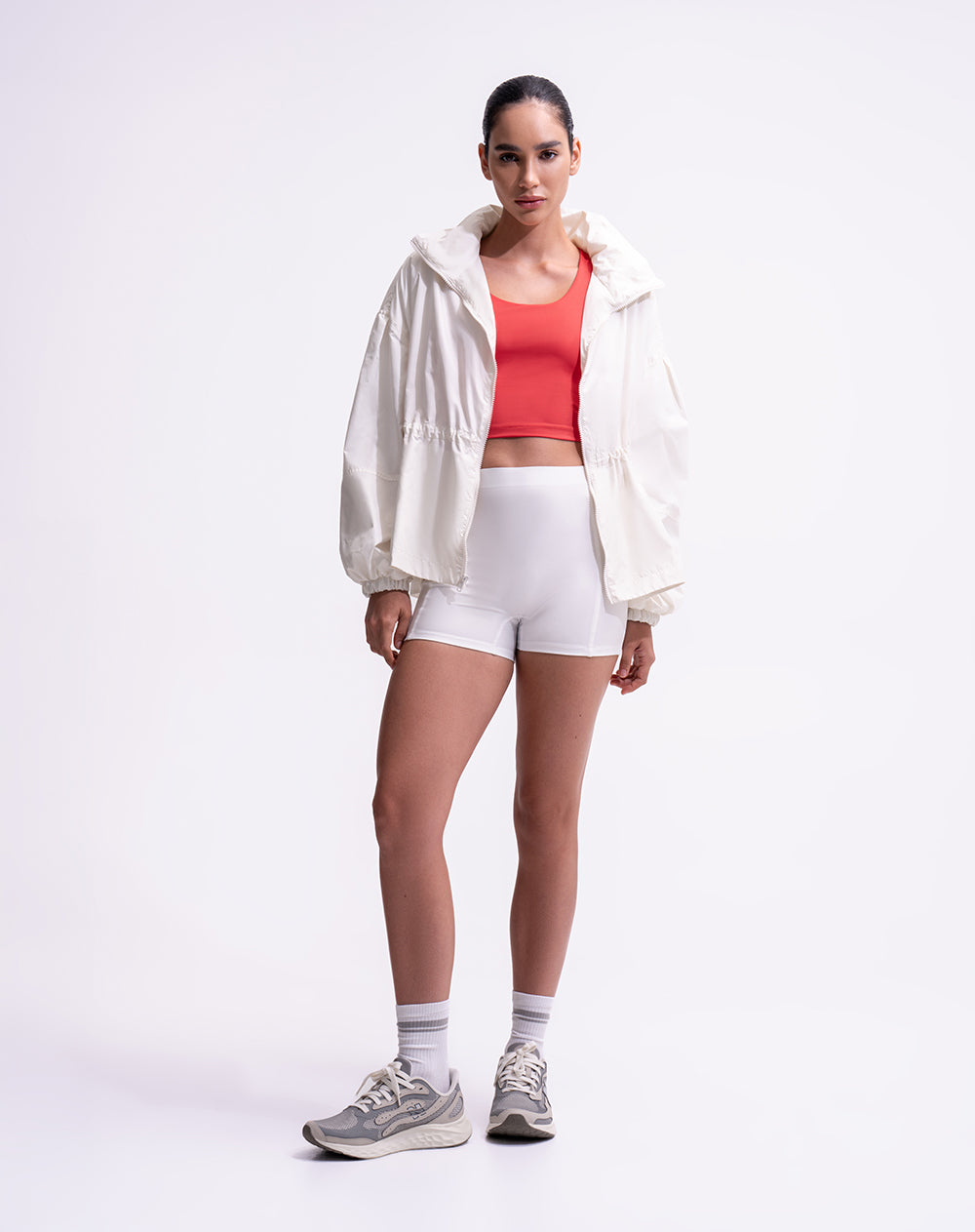 Biker deportivo tiro medio control abdomen blanco mujer