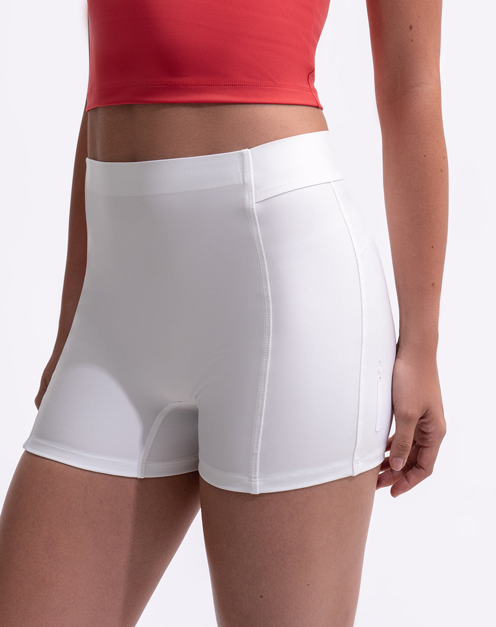 Biker deportivo tiro medio control abdomen blanco mujer