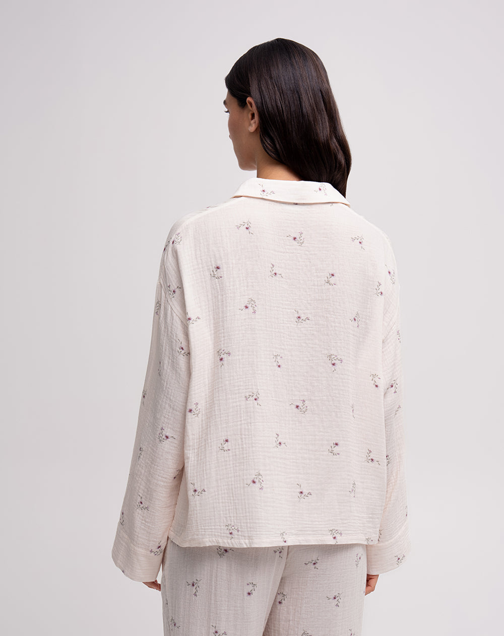 Camisa relaxed fit manga larga avena estampado