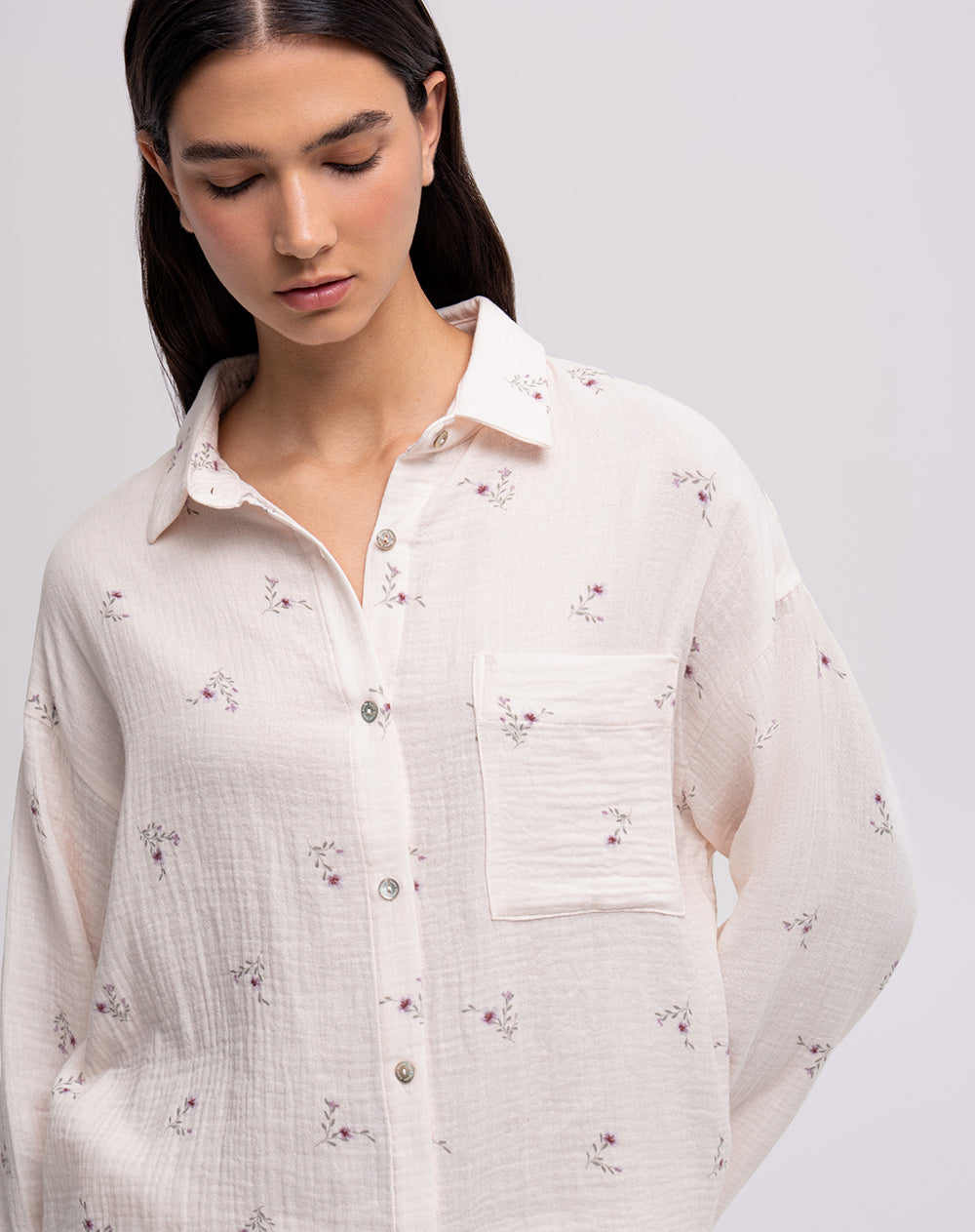 Camisa relaxed fit manga larga avena estampado