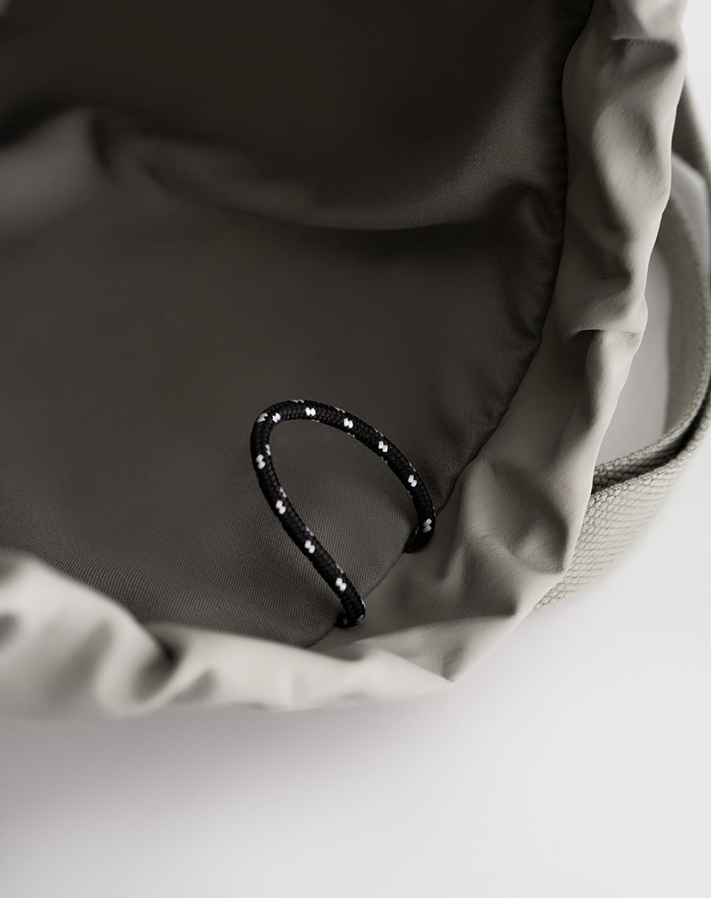 Morral cierre con cordón gris