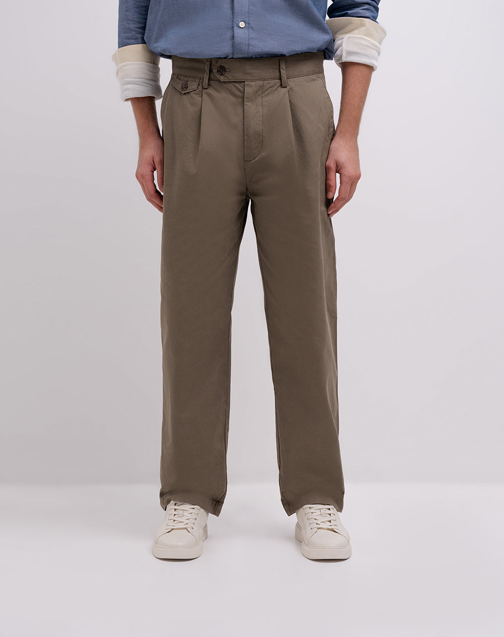Pantalón regular tiro medio café hombre
