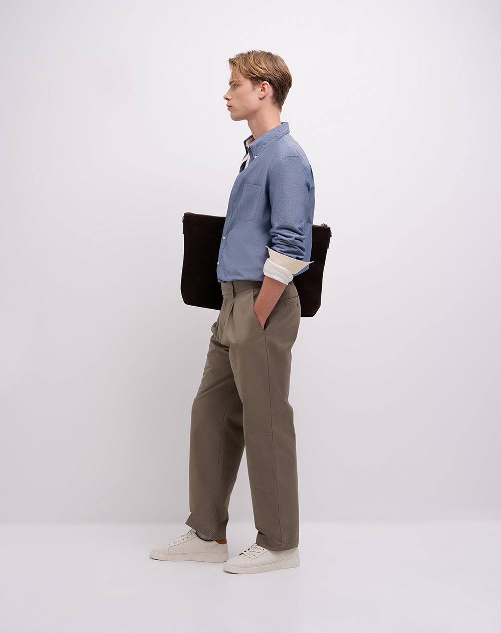 Pantalón regular tiro medio café hombre