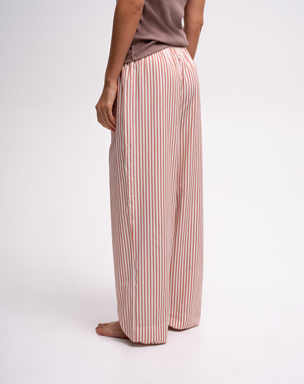 Pantalón relaxed fit tiro alto rosado rayas