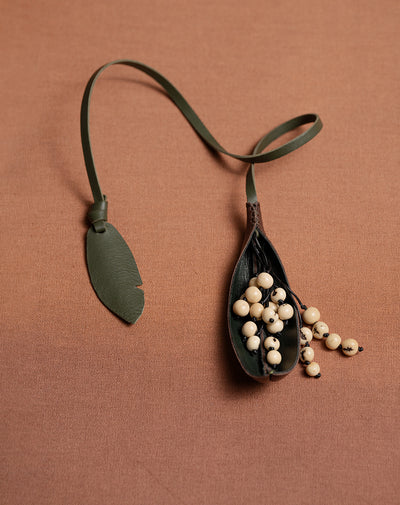 Charm flor Asaí Ballen - Punto Blanco cuero