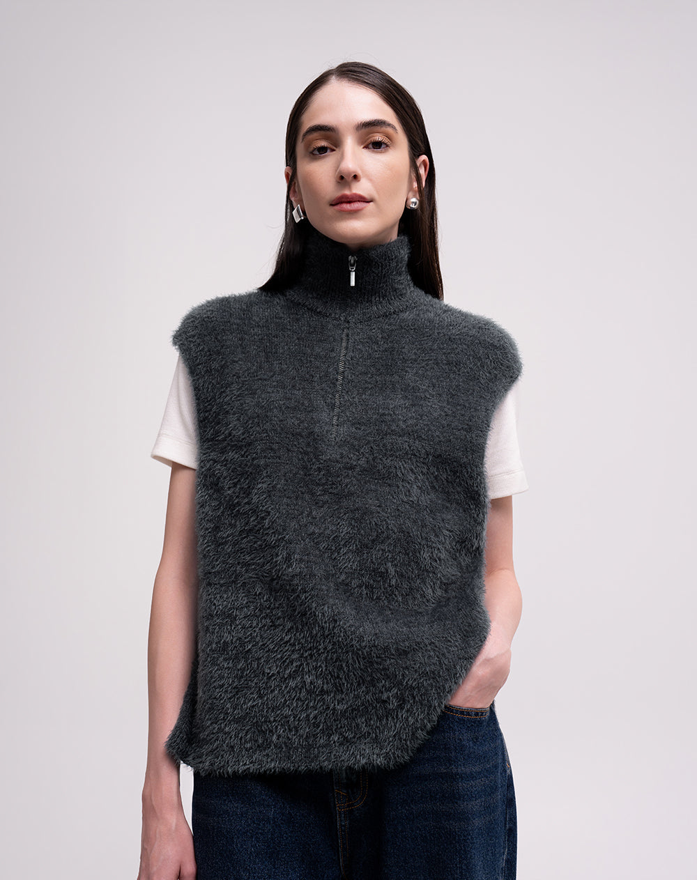 Chaleco tejido afelpado cuello alto gris mujer