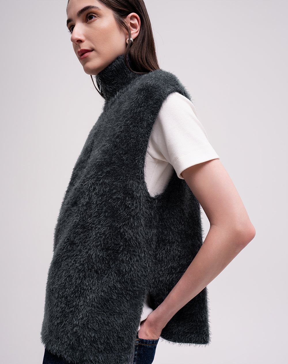 Chaleco tejido afelpado cuello alto gris mujer